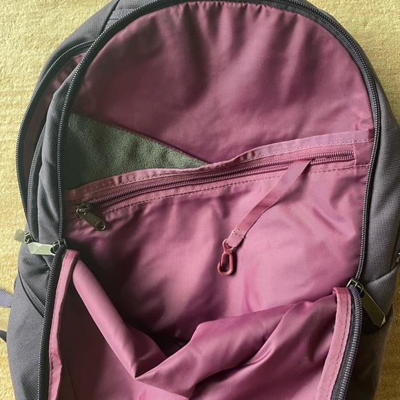 The North Face Isabella 3.0 20L Purple Backpack - Picture 11 of 12